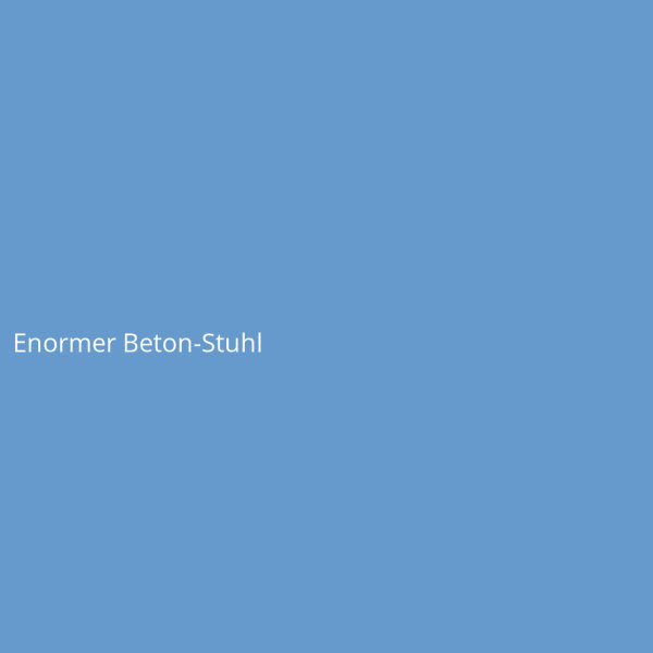 Enormer Beton-Stuhl